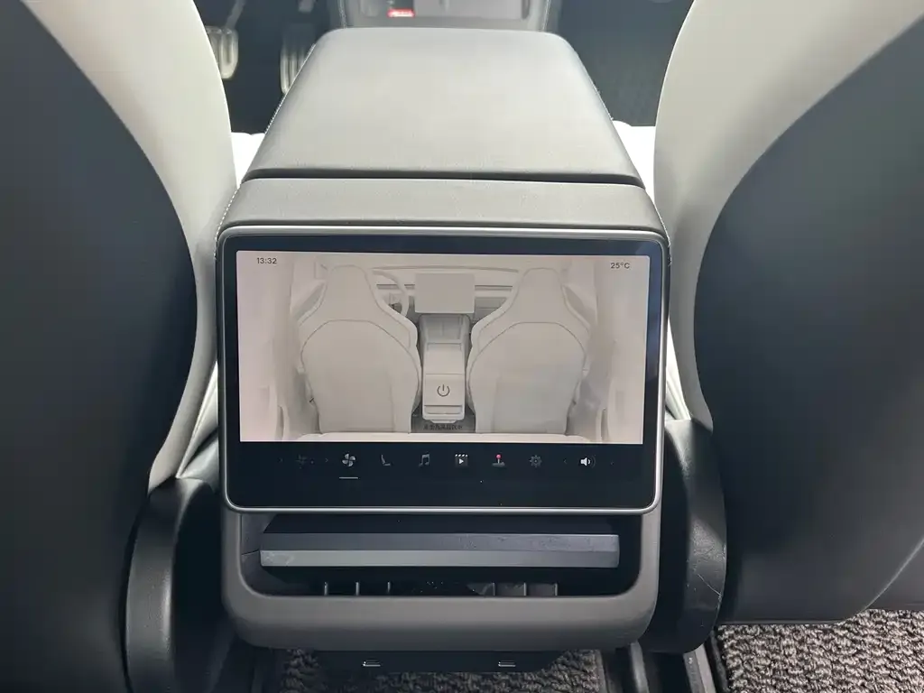 Tesla Model 3 — фото 3
