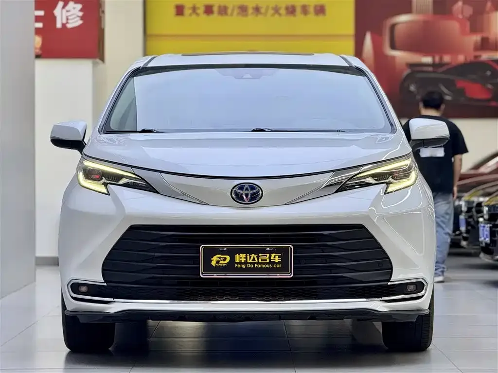 Toyota Sienna — фото 5