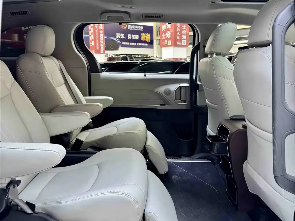 Toyota Sienna — фото 4