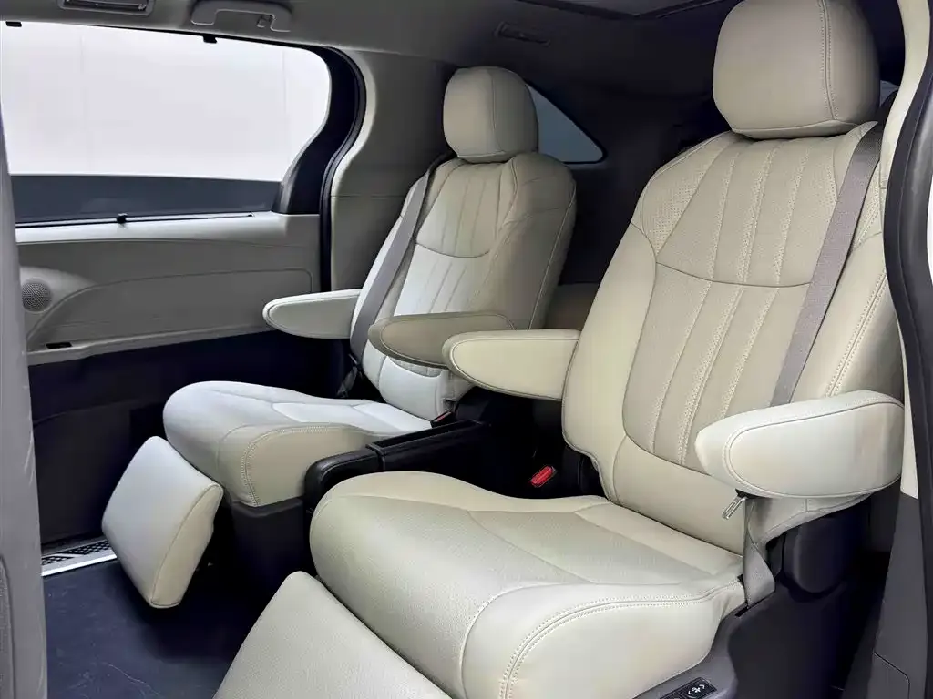 Toyota Sienna — фото 9