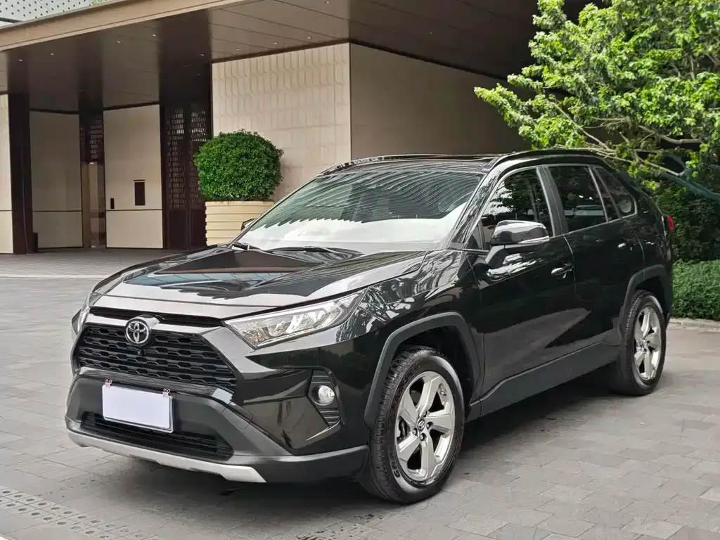 Toyota RAV4 — фото 1