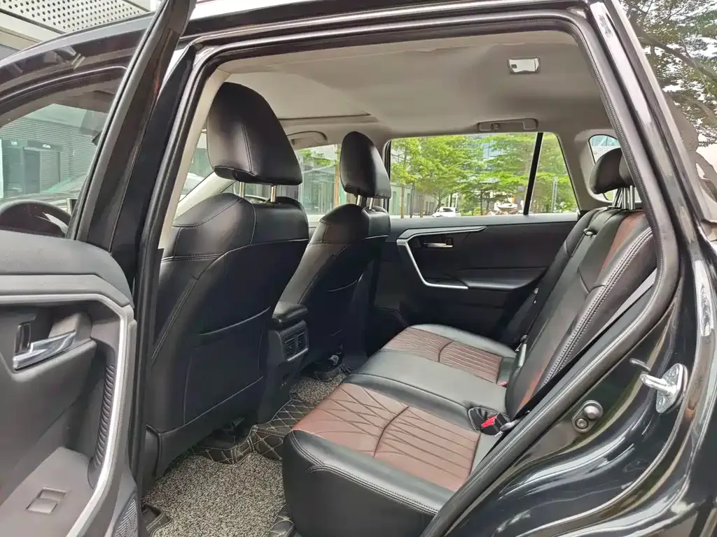 Toyota RAV4 — фото 3