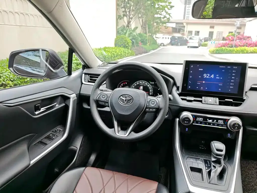 Toyota RAV4 — фото 5