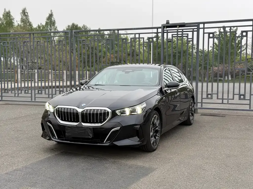 BMW 5 Series — фото 1