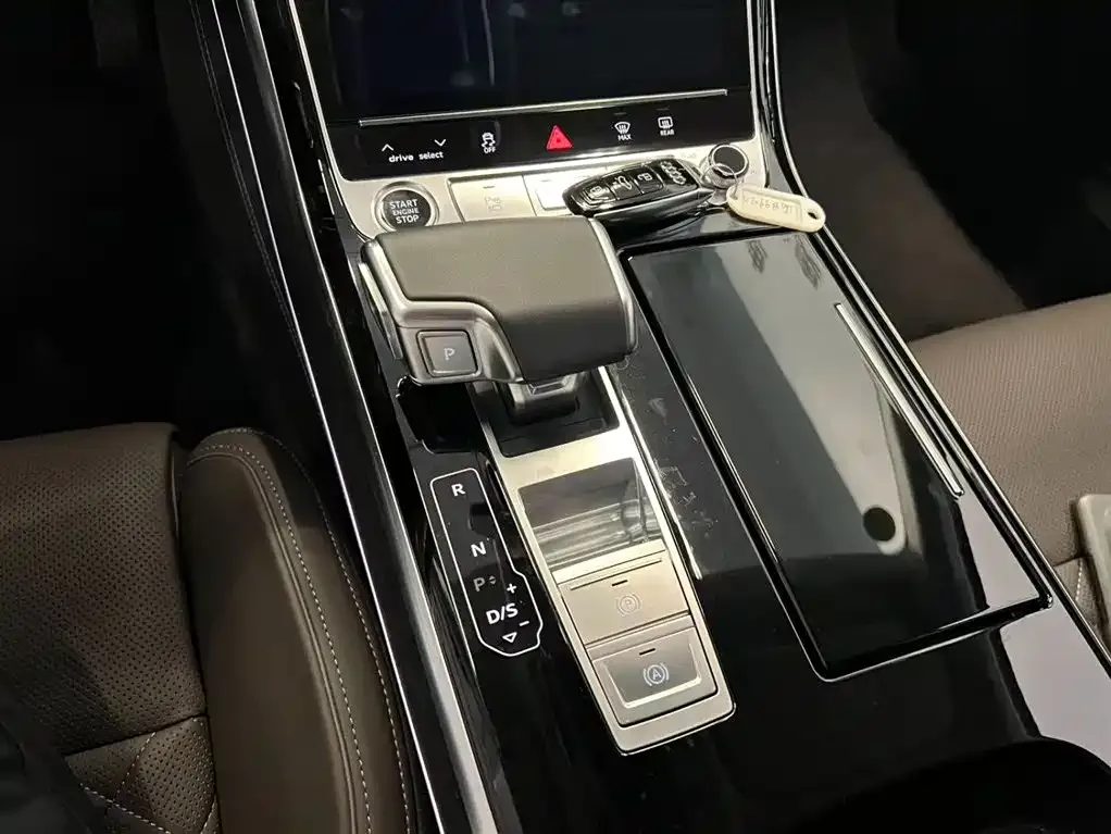 Audi A8 — фото 6