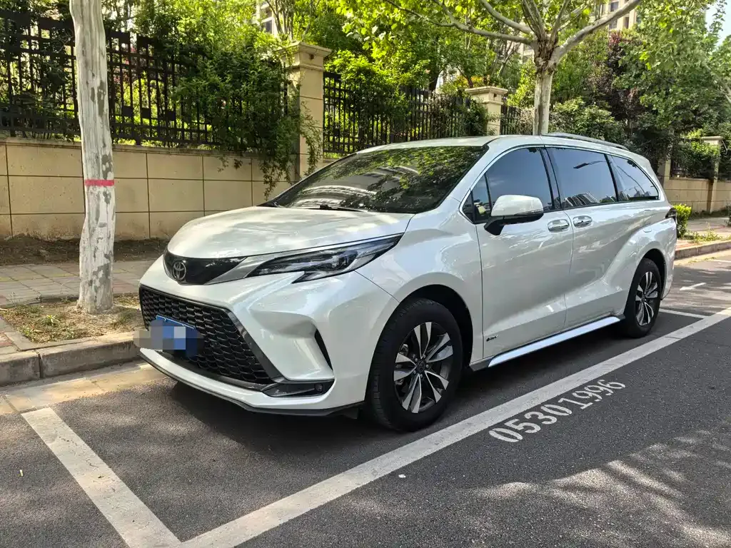 Toyota Granvia — фото 1