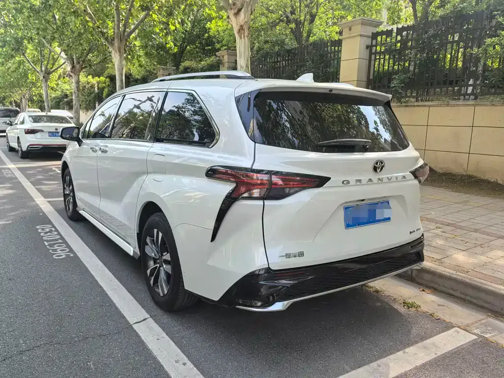 Toyota Granvia — фото 9