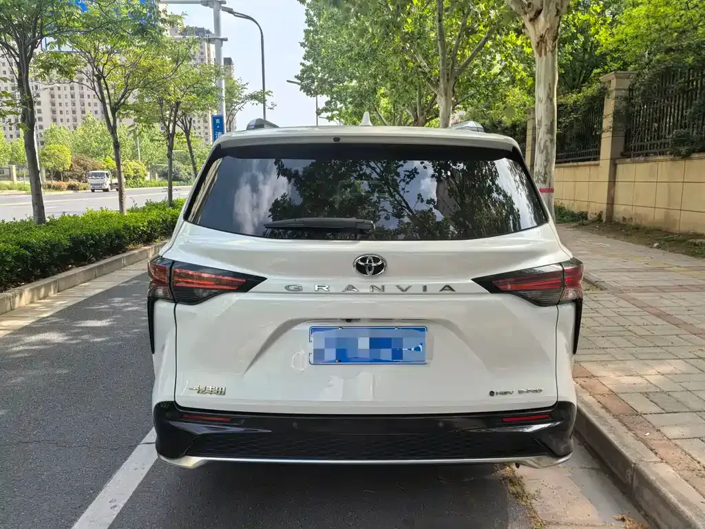 Toyota Granvia — фото 5