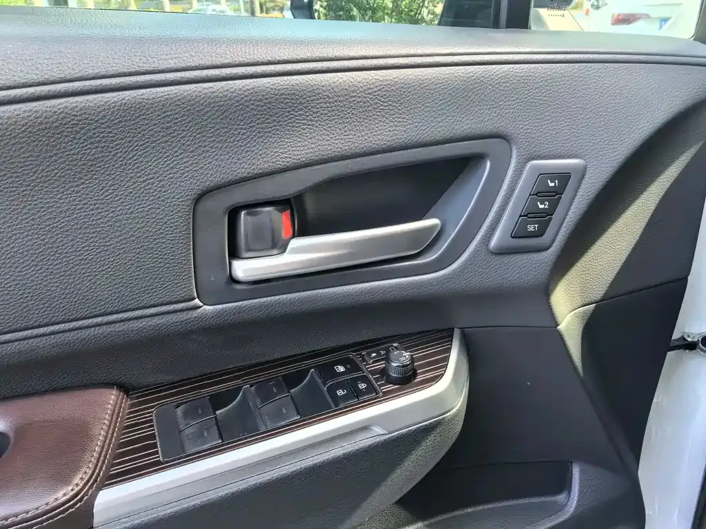 Toyota Granvia — фото 8