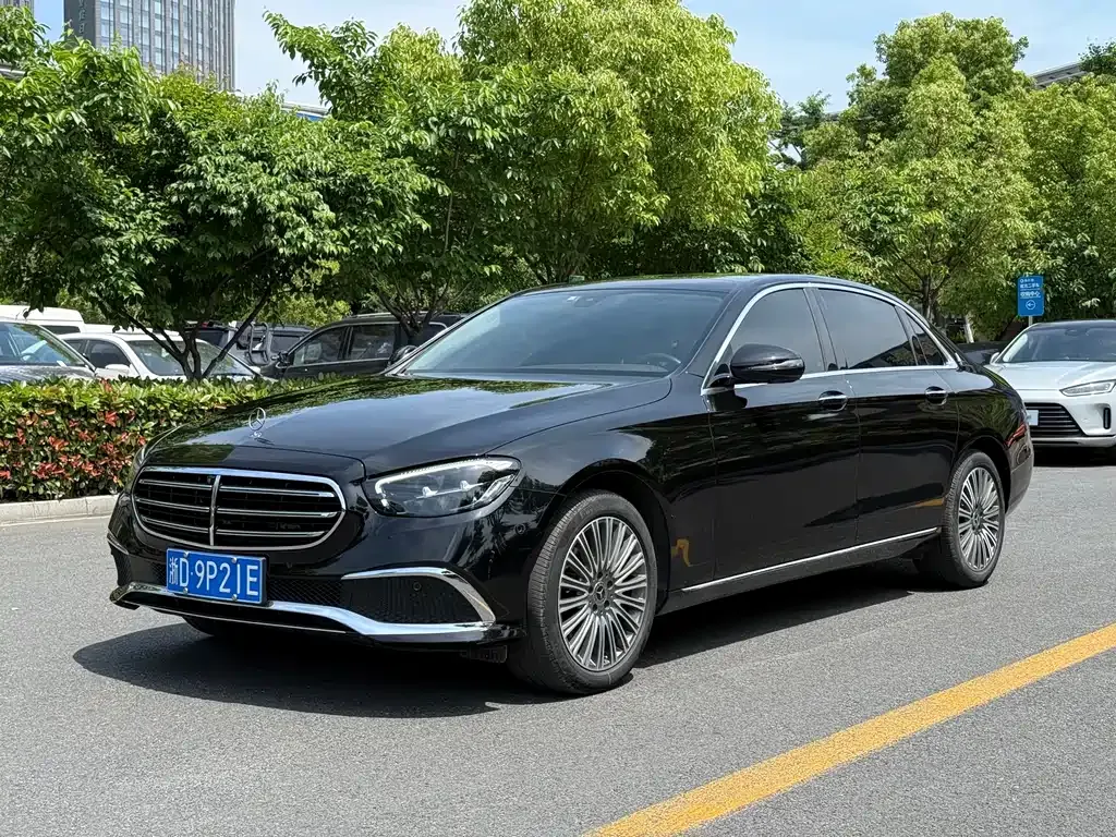 Mercedes-Benz E-Class — фото 1