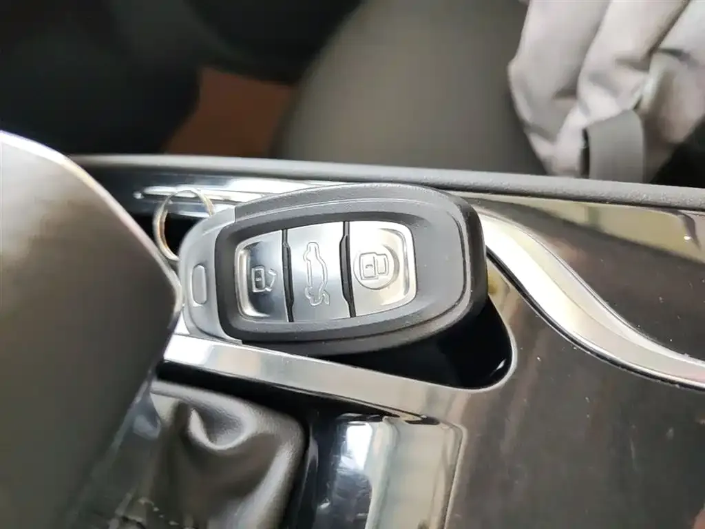 Hongqi E-QM5 — фото 2