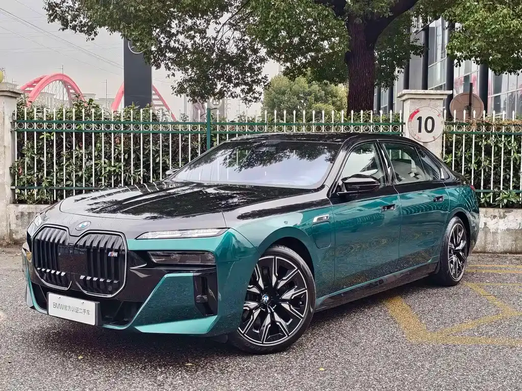 BMW i7 M70L