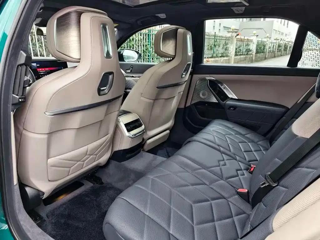 BMW i7 M70L 2024 из CN, фото 4