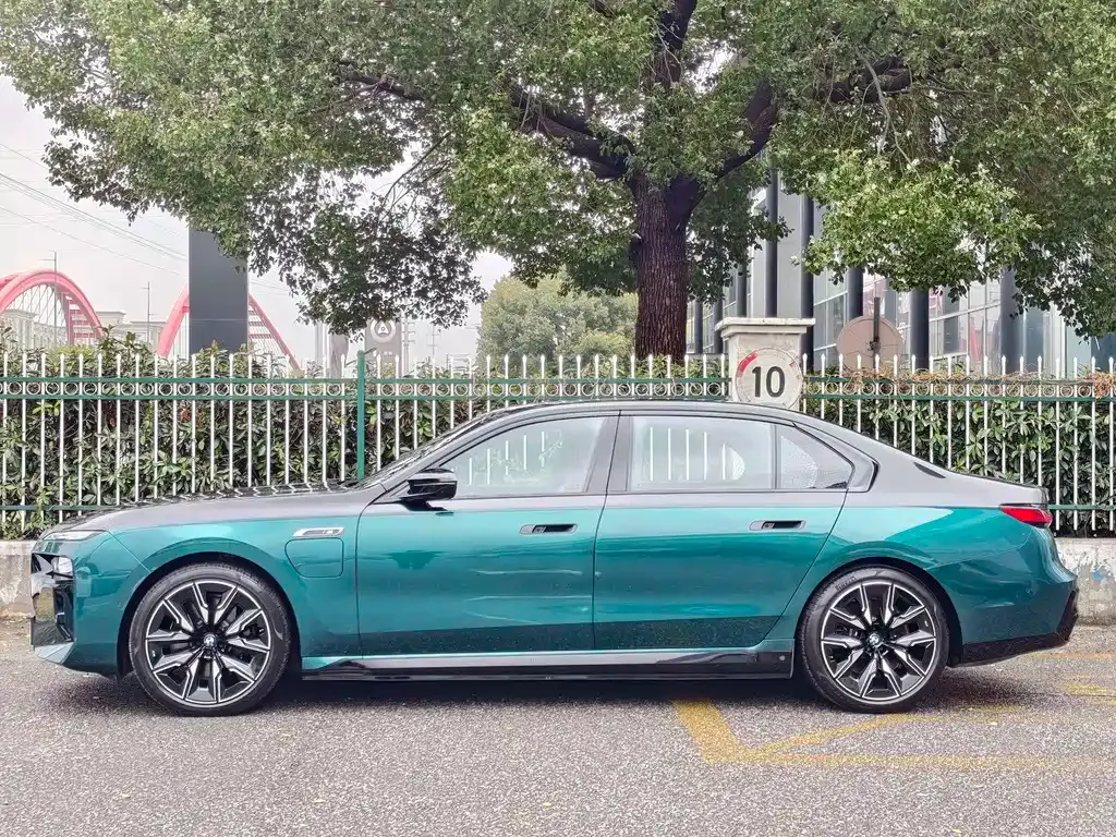 BMW i7 M70L 2024 из CN, фото 6