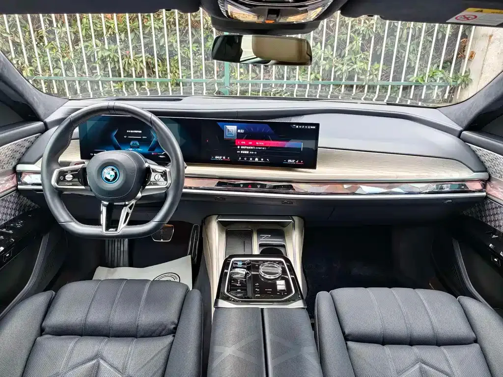 BMW i7 M70L 2024 из CN, фото 8