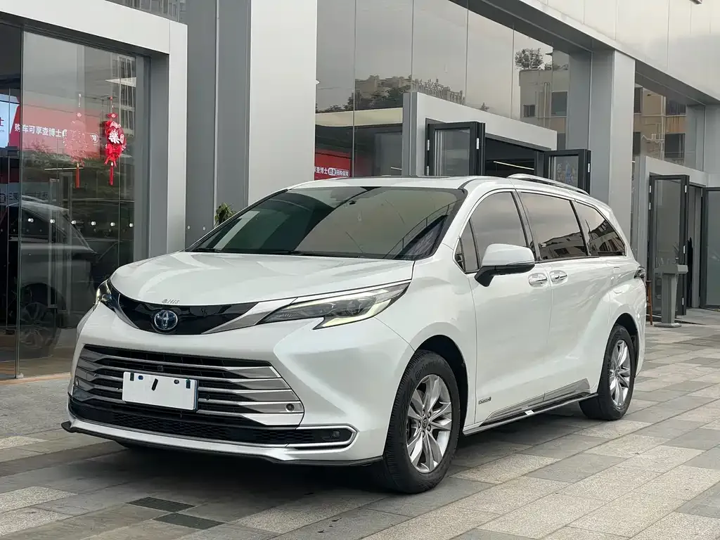 Toyota Sienna — фото 1
