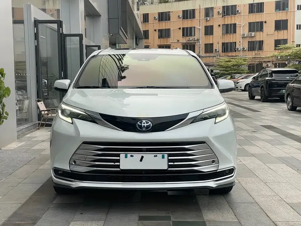 Toyota Sienna — фото 8
