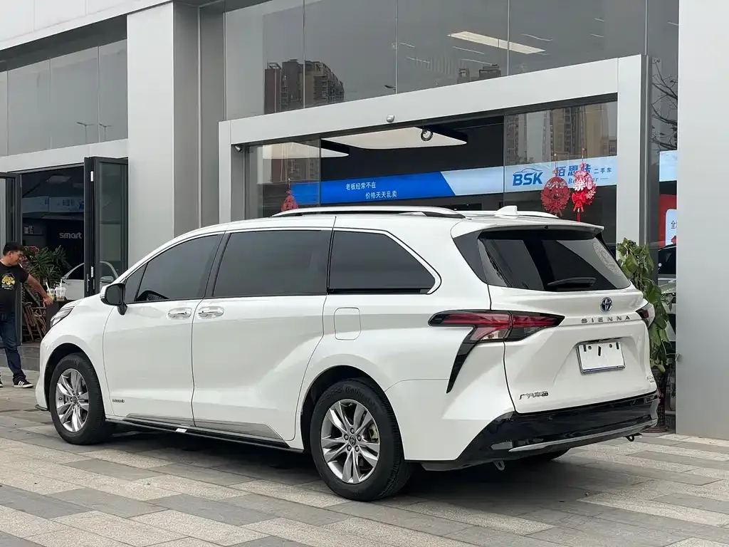 Toyota Sienna — фото 3