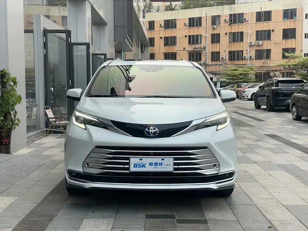 Toyota Sienna — фото 5
