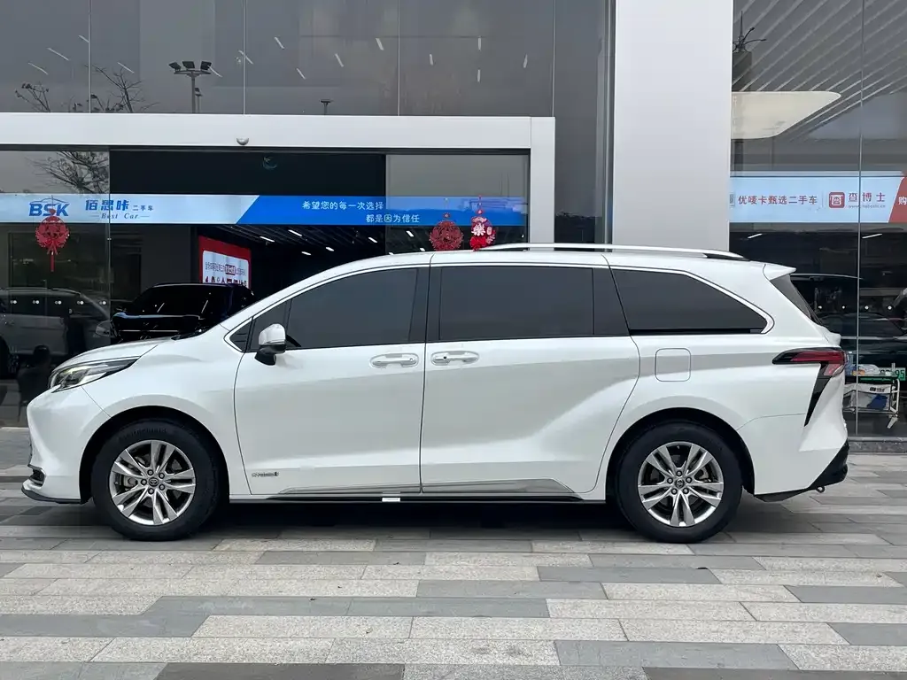 Toyota Sienna — фото 10