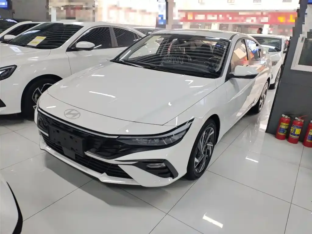 Hyundai Elantra — фото 1