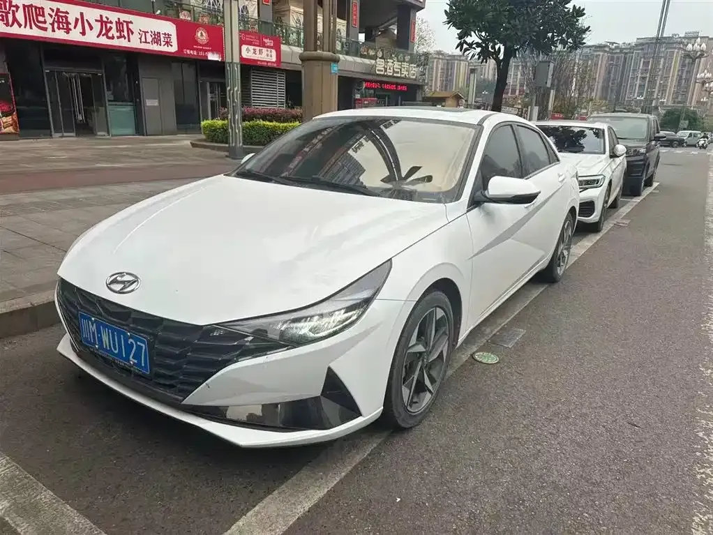 Hyundai Elantra — фото 1