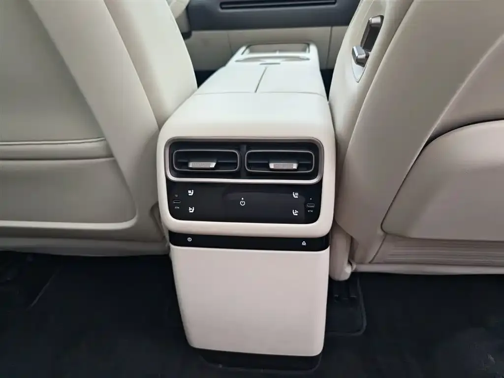 Li Auto i6 — фото 2