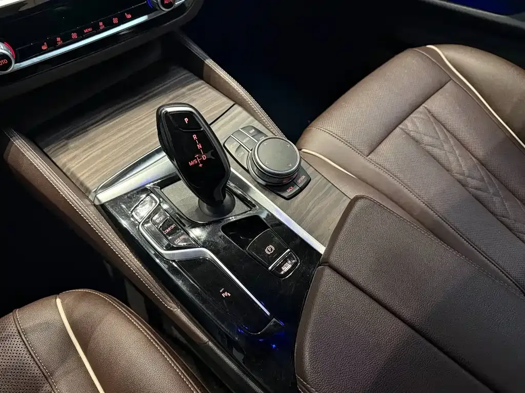 BMW 5 Series — фото 10