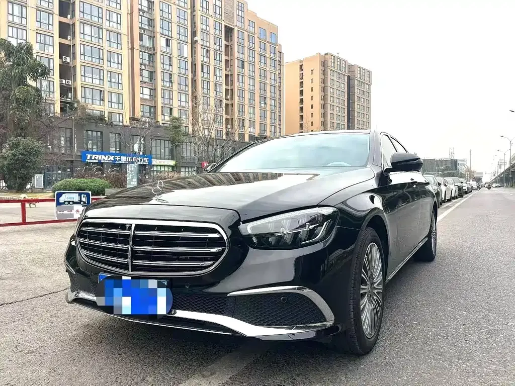 Mercedes-Benz E-Class — фото 1