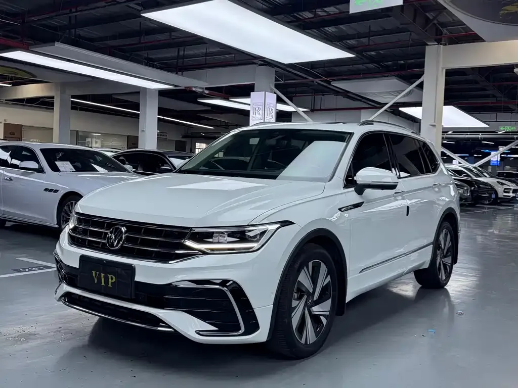Volkswagen Tiguan L — фото 1