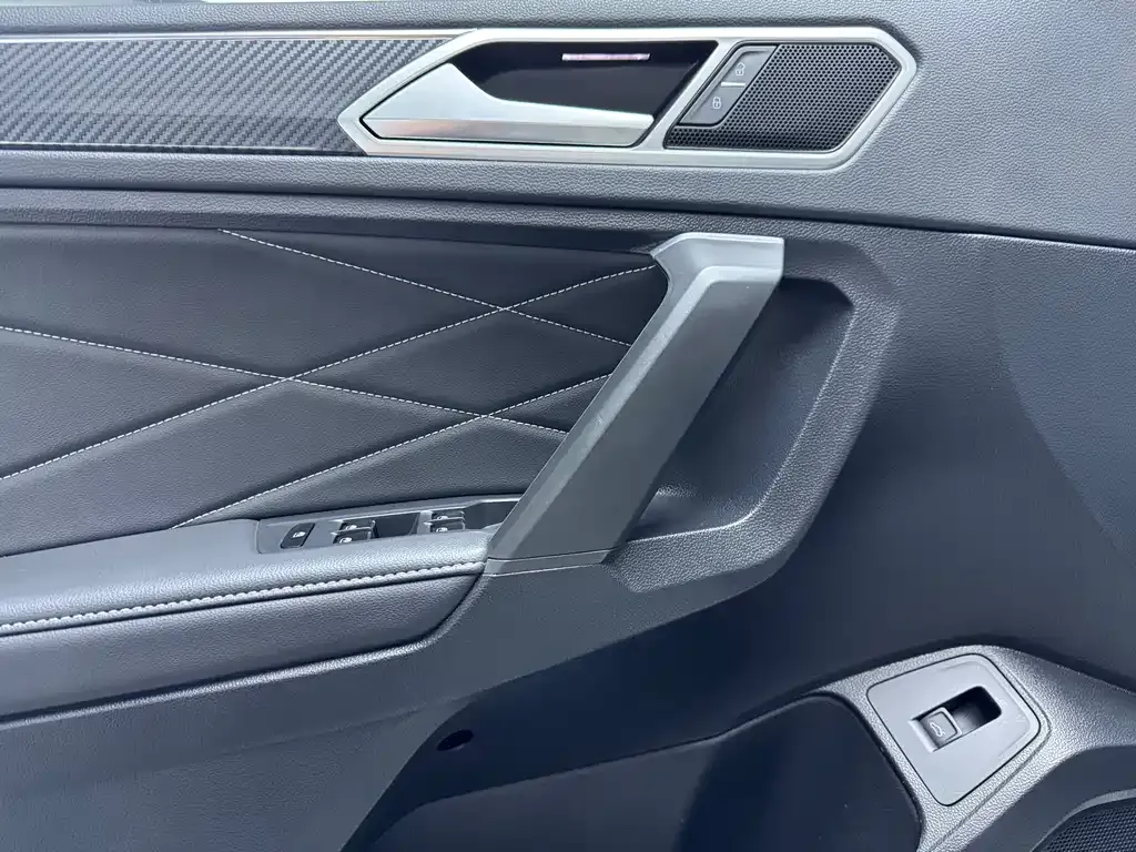 Volkswagen Tiguan L — фото 7