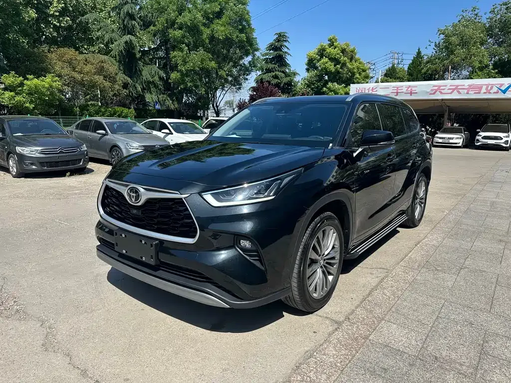 Toyota Highlander — фото 1