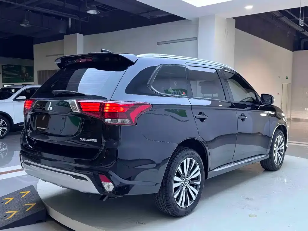 Mitsubishi Outlander — фото 6
