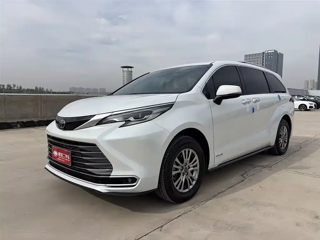 Toyota Sienna — фото 1