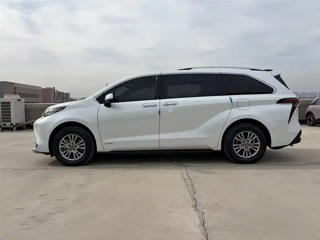 Toyota Sienna — фото 2