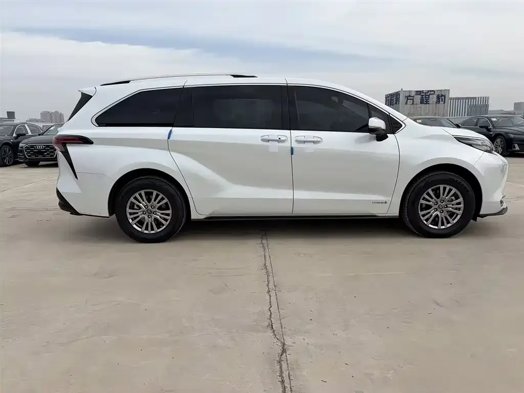 Toyota Sienna — фото 3
