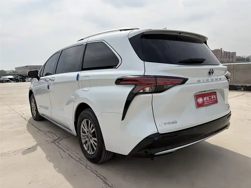 Toyota Sienna — фото 4