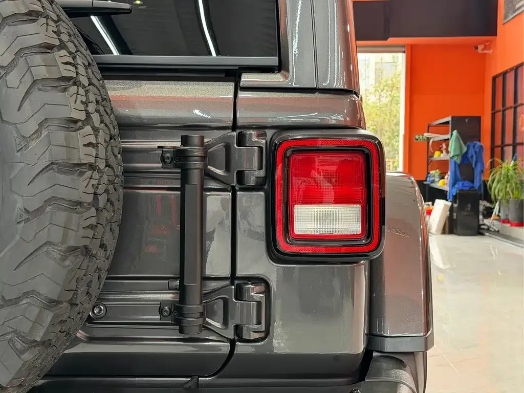 Jeep Wrangler — фото 8