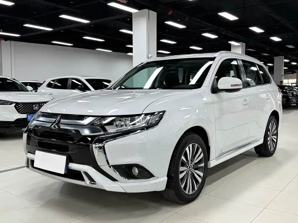 Mitsubishi Outlander 2023 из CN, фото 8