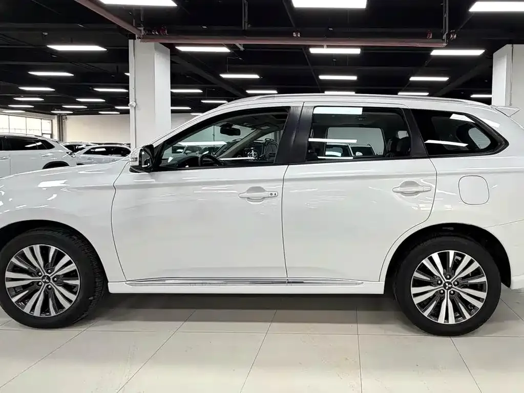 Mitsubishi Outlander 2023 из CN, фото 10