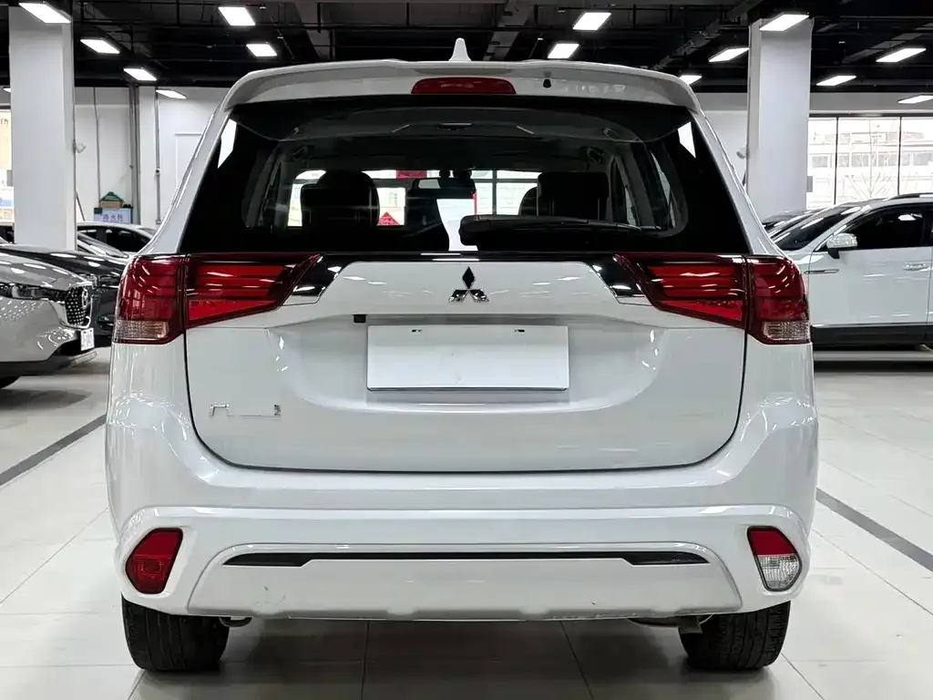 Mitsubishi Outlander 2023 из CN, фото 7