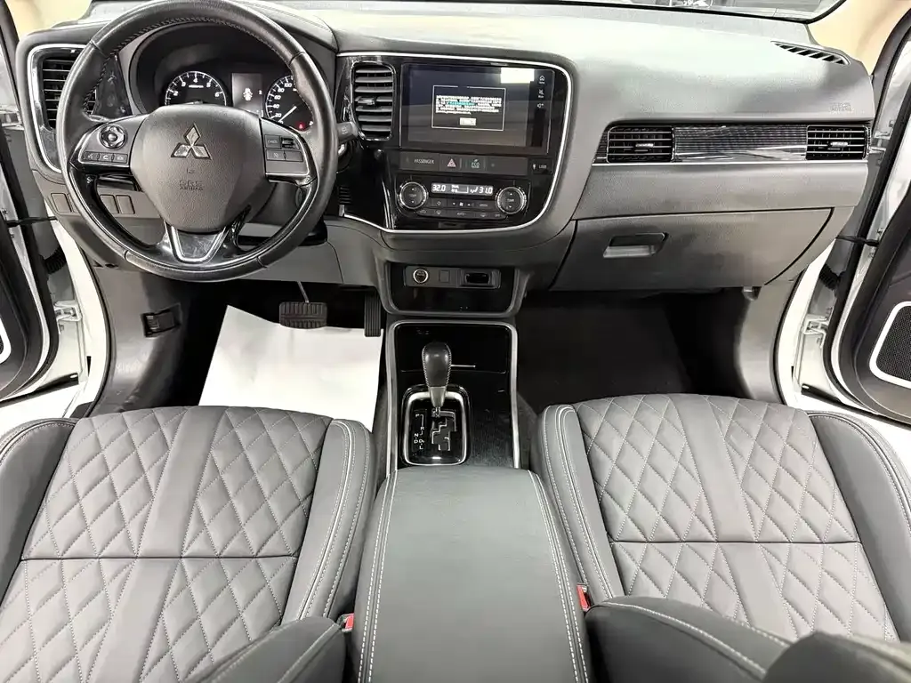 Mitsubishi Outlander 2023 из CN, фото 5