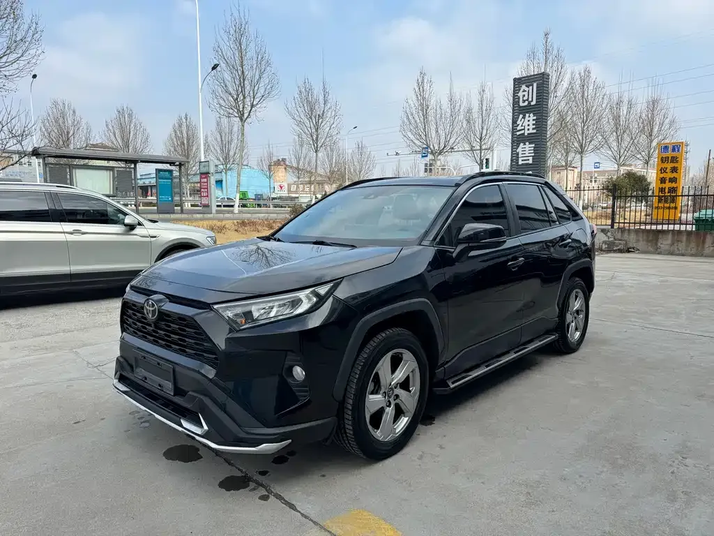 Toyota RAV4 — фото 1