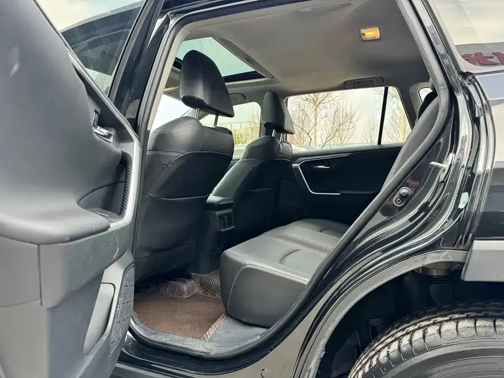 Toyota RAV4 — фото 3