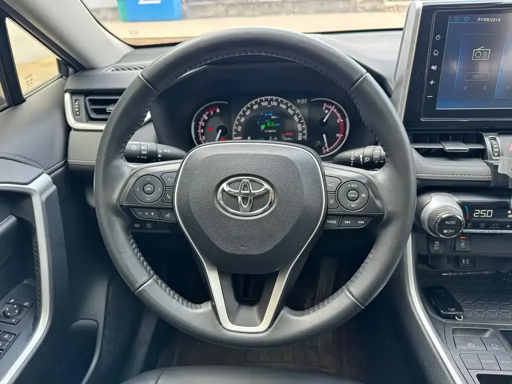 Toyota RAV4 — фото 10