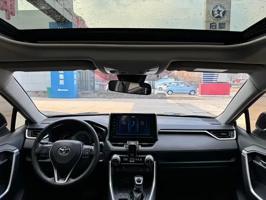 Toyota RAV4 — фото 9