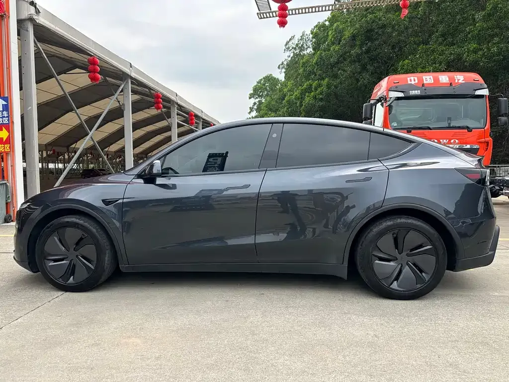Tesla Model Y — фото 10
