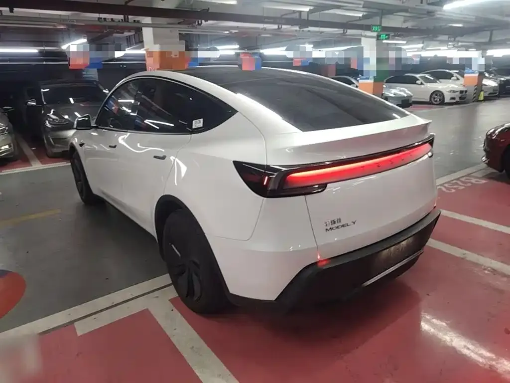 Tesla Model Y — фото 9