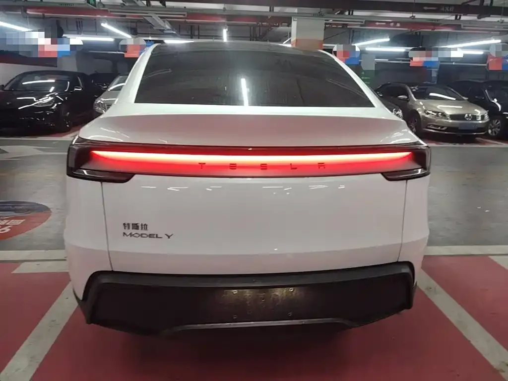 Tesla Model Y — фото 8