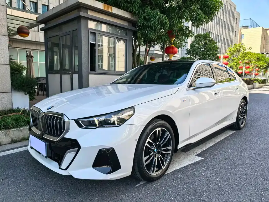 BMW 5 Series — фото 1